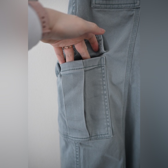 Hollister Women’s Light Gray Low-Rise Baggy Cargo Pants Sz 4R - Picture 9 of 16